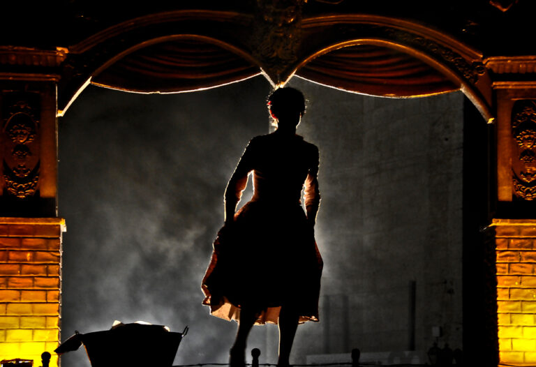 CARBON CLUB. Espectáculo de calle de gran formato de Markeliñe. Nocturno. Emotivo. Cabaret. Mina de carbón.