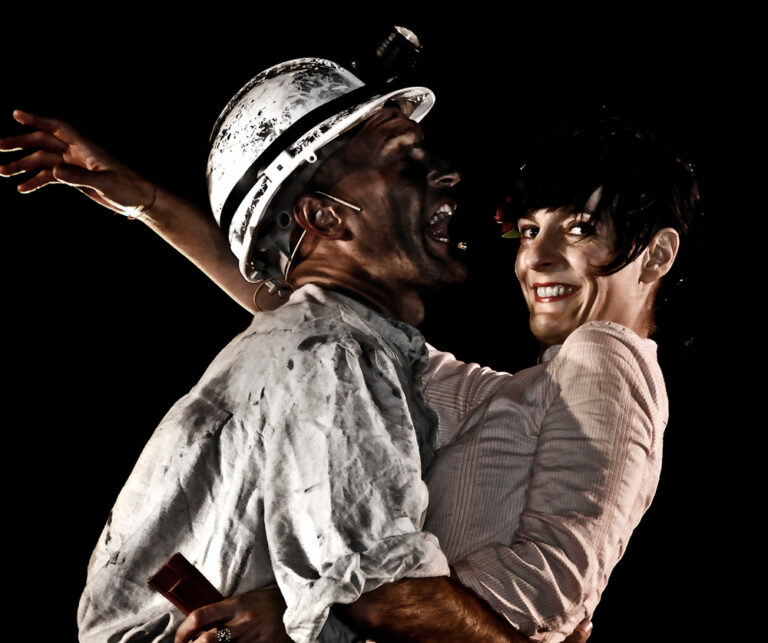 CARBON CLUB. Espectáculo de calle de gran formato de Markeliñe. Nocturno. Emotivo. Cabaret. Mina de carbón. Spectacle de rue grand format de Markeliñe. Nocturne. Émotionnel. Cabaret. Mine de charbon.