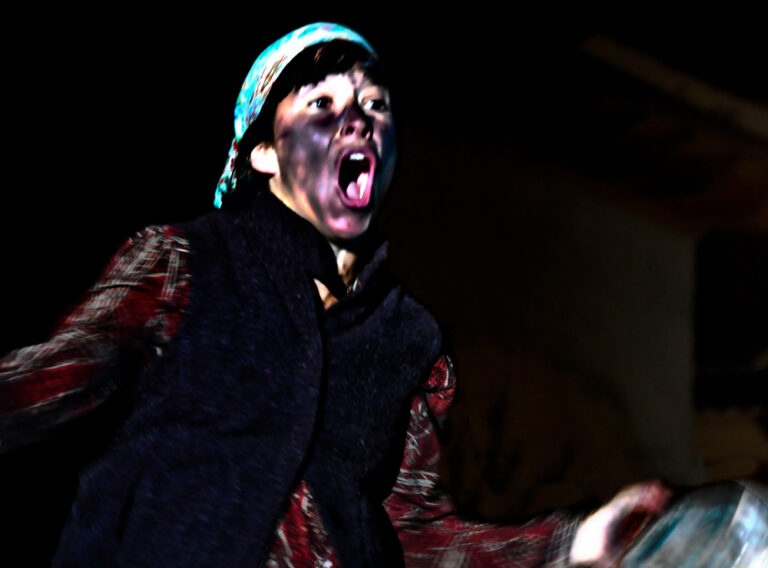 CARBON CLUB. Espectáculo de calle de gran formato de Markeliñe. Nocturno. Emotivo. Cabaret. Mina de carbón. Spectacle de rue grand format de Markeliñe. Nocturne. Émotionnel. Cabaret. Mine de charbon.