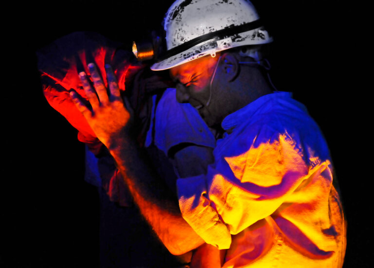 CARBON CLUB. Espectáculo de calle de gran formato de Markeliñe. Nocturno. Emotivo. Cabaret. Mina de carbón. Spectacle de rue grand format de Markeliñe. Nocturne. Émotionnel. Cabaret. Mine de charbon.