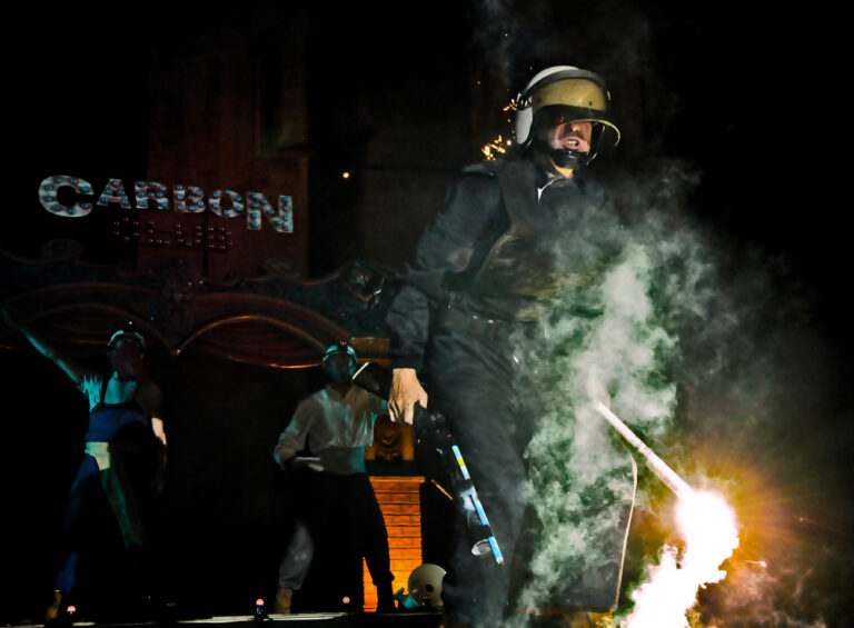 CARBON CLUB. Espectáculo de calle de gran formato de Markeliñe. Nocturno. Emotivo. Cabaret. Mina de carbón. Spectacle de rue grand format de Markeliñe. Nocturne. Émotionnel. Cabaret. Mine de charbon.