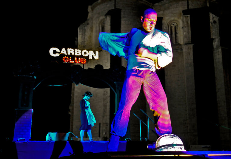 CARBON CLUB. Espectáculo de calle de gran formato de Markeliñe. Nocturno. Emotivo. Cabaret. Mina de carbón. Spectacle de rue grand format de Markeliñe. Nocturne. Émotionnel. Cabaret. Mine de charbon.
