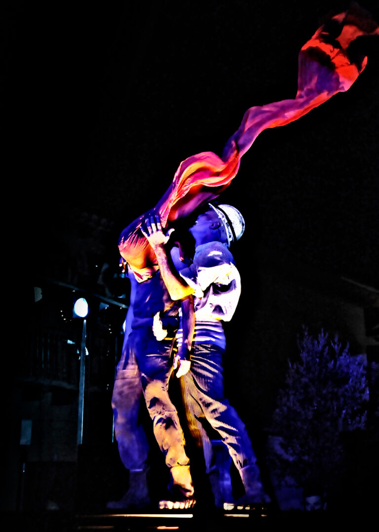 CARBON CLUB. Espectáculo de calle de gran formato de Markeliñe. Nocturno. Emotivo. Cabaret. Mina de carbón. Spectacle de rue grand format de Markeliñe. Nocturne. Émotionnel. Cabaret. Mine de charbon.