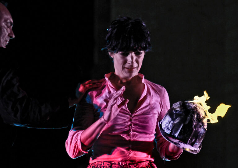 CARBON CLUB. Espectáculo de calle de gran formato de Markeliñe. Nocturno. Emotivo. Cabaret. Mina de carbón. Spectacle de rue grand format de Markeliñe. Nocturne. Émotionnel. Cabaret. Mine de charbon.