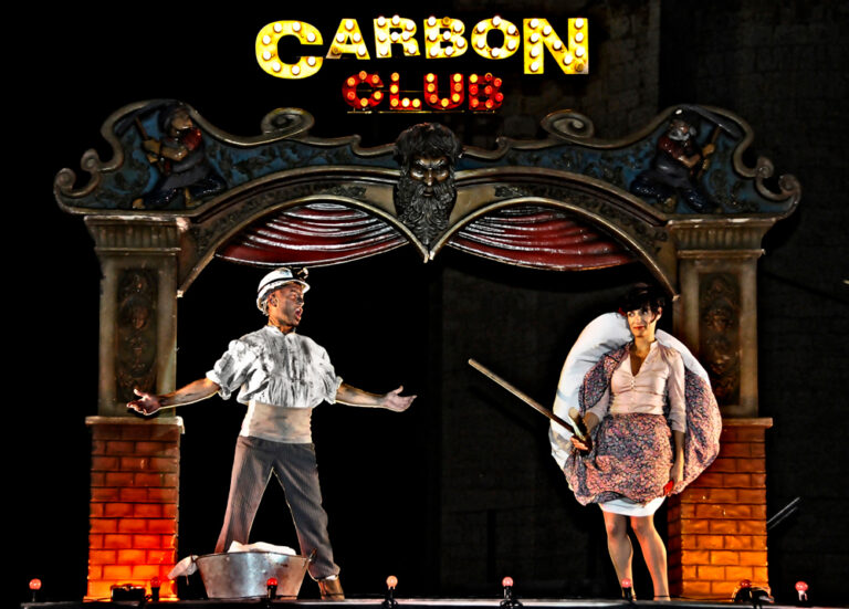 CARBON CLUB. Espectáculo de calle de gran formato de Markeliñe. Nocturno. Emotivo. Cabaret. Mina de carbón. Spectacle de rue grand format de Markeliñe. Nocturne. Émotionnel. Cabaret. Mine de charbon.