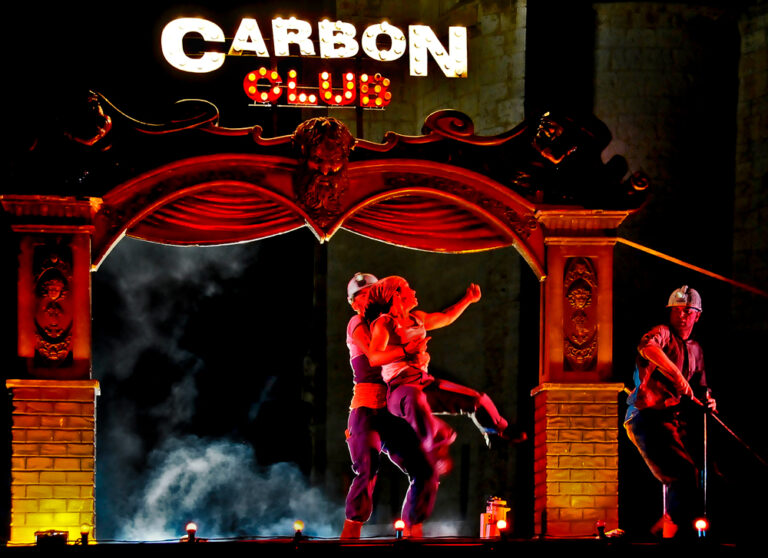 CARBON CLUB. Espectáculo de calle de gran formato de Markeliñe. Nocturno. Emotivo. Cabaret. Mina de carbón. Spectacle de rue grand format de Markeliñe. Nocturne. Émotionnel. Cabaret. Mine de charbon.