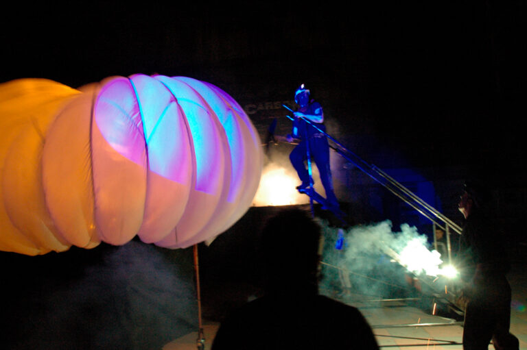 CARBON CLUB. Espectáculo de calle de gran formato de Markeliñe. Nocturno. Emotivo. Cabaret. Mina de carbón. Spectacle de rue grand format de Markeliñe. Nocturne. Émotionnel. Cabaret. Mine de charbon.