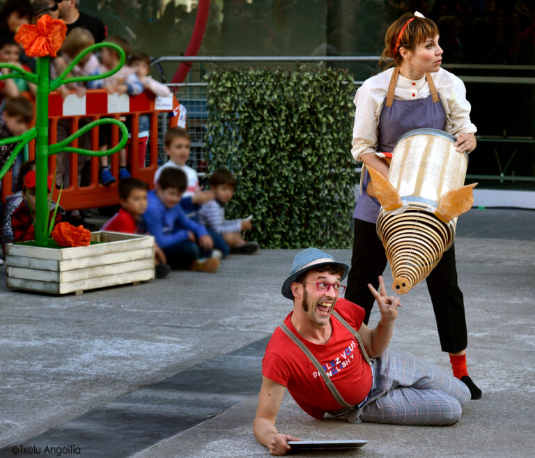 CHEF NATURE. Espectáculo de teatro de calle de Markeliñe. Restaurante. Dispositivos móviles. Slow food. Spectacle de théâtre de rue par Markeliñe. Restaurant. Appareils mobiles. Slow food. 