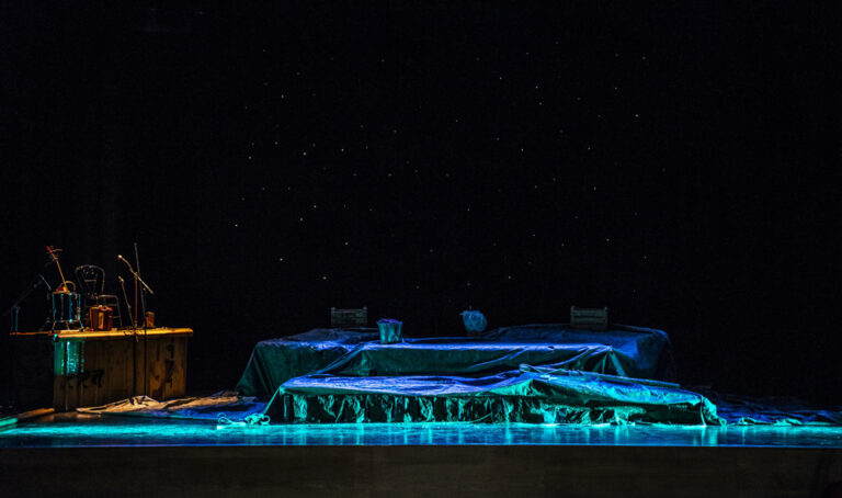 CRUSOE. Espectáculo de teatro de sala para todo público. 
Premio a la Mejor Música en FETEN. Una visión contemporánea de la novela clásica. Divertida y emotiva. Spectacle en salle tout public. 
Prix de la meilleure musique à FETEN. Une vision contemporaine du roman classique. Drôle et émouvant. 