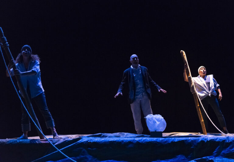 CRUSOE. Espectáculo de teatro de sala para todo público. 
Premio a la Mejor Música en FETEN. Una visión contemporánea de la novela clásica. Divertida y emotiva. Spectacle en salle tout public. 
Prix de la meilleure musique à FETEN. Une vision contemporaine du roman classique. Drôle et émouvant. 