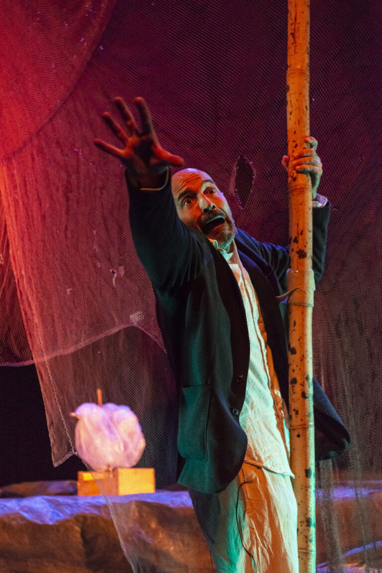 CRUSOE. Espectáculo de teatro de sala para todo público. 
Premio a la Mejor Música en FETEN. Una visión contemporánea de la novela clásica. Divertida y emotiva. Spectacle en salle tout public. 
Prix de la meilleure musique à FETEN. Une vision contemporaine du roman classique. Drôle et émouvant. 