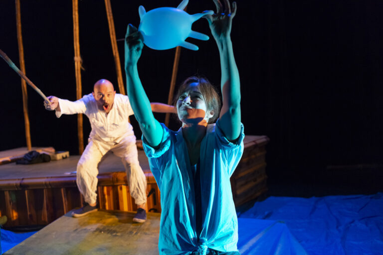 CRUSOE. Espectáculo de teatro de sala para todo público. 
Premio a la Mejor Música en FETEN. Una visión contemporánea de la novela clásica. Divertida y emotiva. Spectacle en salle tout public. 
Prix de la meilleure musique à FETEN. Une vision contemporaine du roman classique. Drôle et émouvant. 