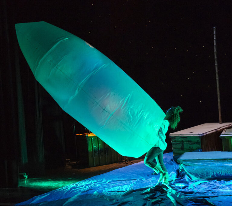 CRUSOE. Espectáculo de teatro de sala para todo público. 
Premio a la Mejor Música en FETEN. Una visión contemporánea de la novela clásica. Divertida y emotiva. Spectacle en salle tout public. 
Prix de la meilleure musique à FETEN. Une vision contemporaine du roman classique. Drôle et émouvant. 