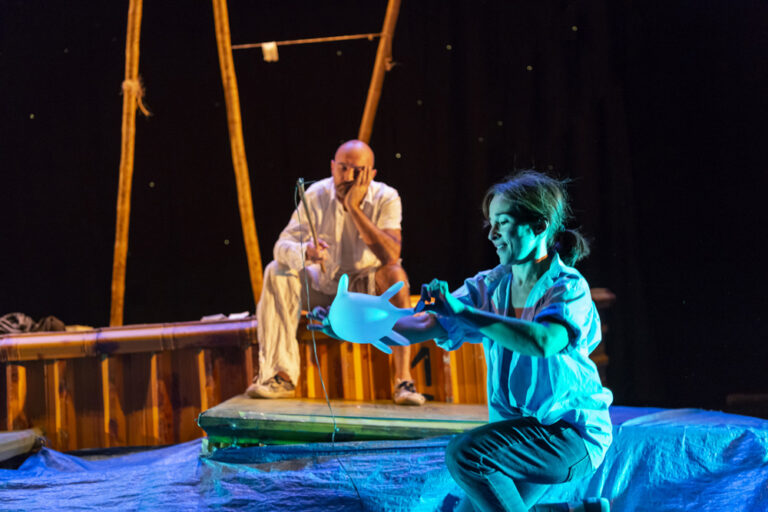 CRUSOE. Espectáculo de teatro de sala para todo público. 
Premio a la Mejor Música en FETEN. Una visión contemporánea de la novela clásica. Divertida y emotiva. Spectacle en salle tout public. 
Prix de la meilleure musique à FETEN. Une vision contemporaine du roman classique. Drôle et émouvant. 