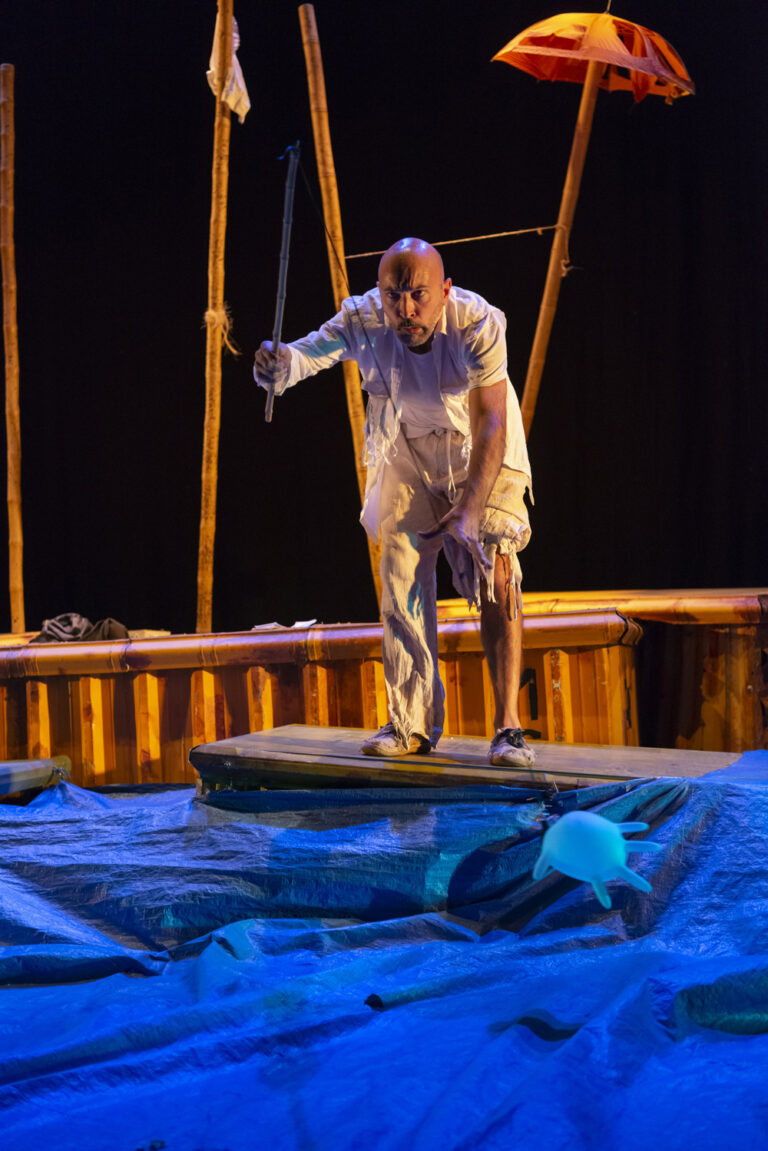 CRUSOE. Espectáculo de teatro de sala para todo público. 
Premio a la Mejor Música en FETEN. Una visión contemporánea de la novela clásica. Divertida y emotiva. Spectacle en salle tout public. 
Prix de la meilleure musique à FETEN. Une vision contemporaine du roman classique. Drôle et émouvant. 