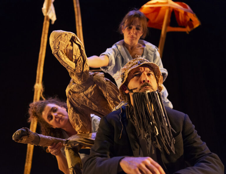 CRUSOE. Espectáculo de teatro de sala para todo público. 
Premio a la Mejor Música en FETEN. Una visión contemporánea de la novela clásica. Divertida y emotiva. Spectacle en salle tout public. 
Prix de la meilleure musique à FETEN. Une vision contemporaine du roman classique. Drôle et émouvant. 