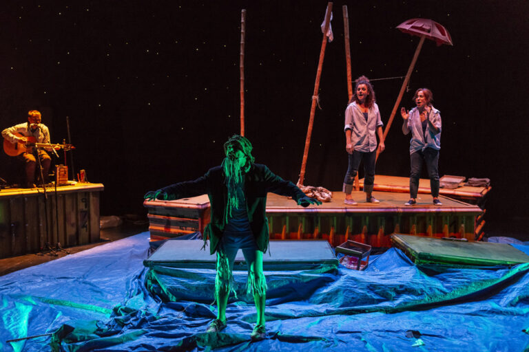 CRUSOE. Espectáculo de teatro de sala para todo público. 
Premio a la Mejor Música en FETEN. Una visión contemporánea de la novela clásica. Divertida y emotiva. Spectacle en salle tout public. 
Prix de la meilleure musique à FETEN. Une vision contemporaine du roman classique. Drôle et émouvant. 