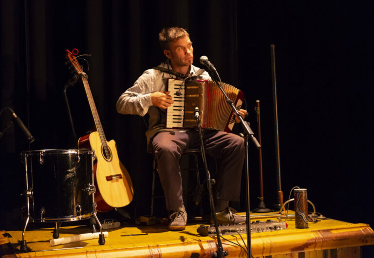 CRUSOE. Espectáculo de teatro de sala para todo público. 
Premio a la Mejor Música en FETEN. Una visión contemporánea de la novela clásica. Divertida y emotiva. Spectacle en salle tout public. 
Prix de la meilleure musique à FETEN. Une vision contemporaine du roman classique. Drôle et émouvant. 