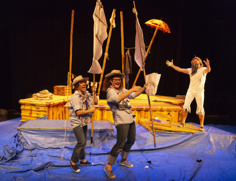 CRUSOE. Espectáculo de teatro de sala para todo público. 
Premio a la Mejor Música en FETEN. Una visión contemporánea de la novela clásica. Divertida y emotiva. Spectacle en salle tout public. 
Prix de la meilleure musique à FETEN. Une vision contemporaine du roman classique. Drôle et émouvant. 