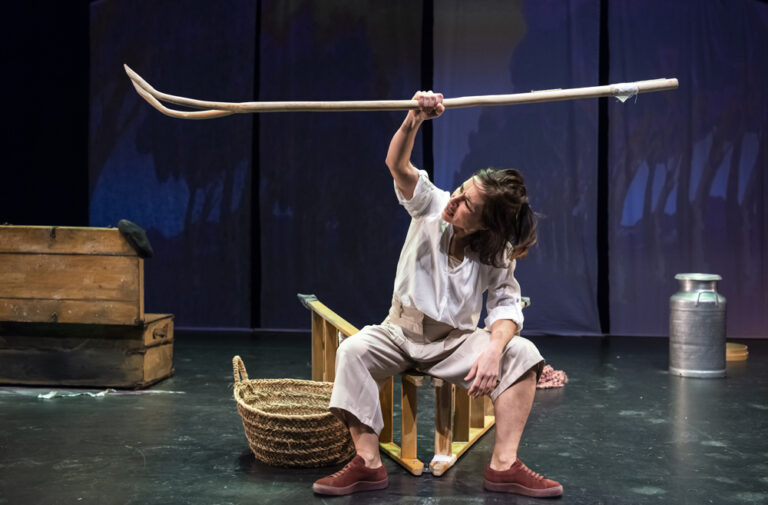 GANBARA (EL DESVAN) (LE GRENIER) Espectáculo de teatro de sala de Markeliñe para público infantil y familiar. Spectacle de théâtre en salle de Markeliñe pour jeune public.