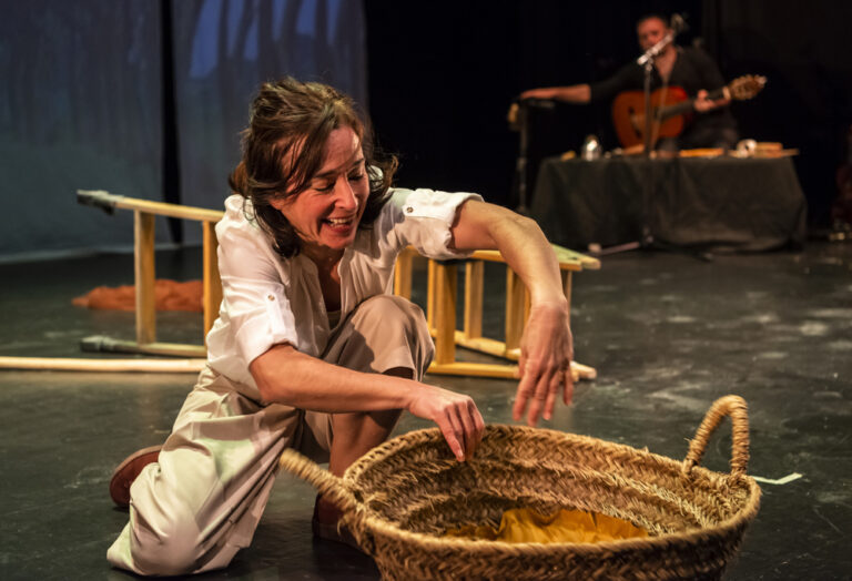 GANBARA (EL DESVAN) (LE GRENIER) Espectáculo de teatro de sala de Markeliñe para público infantil y familiar. Spectacle de théâtre en salle de Markeliñe pour jeune public.