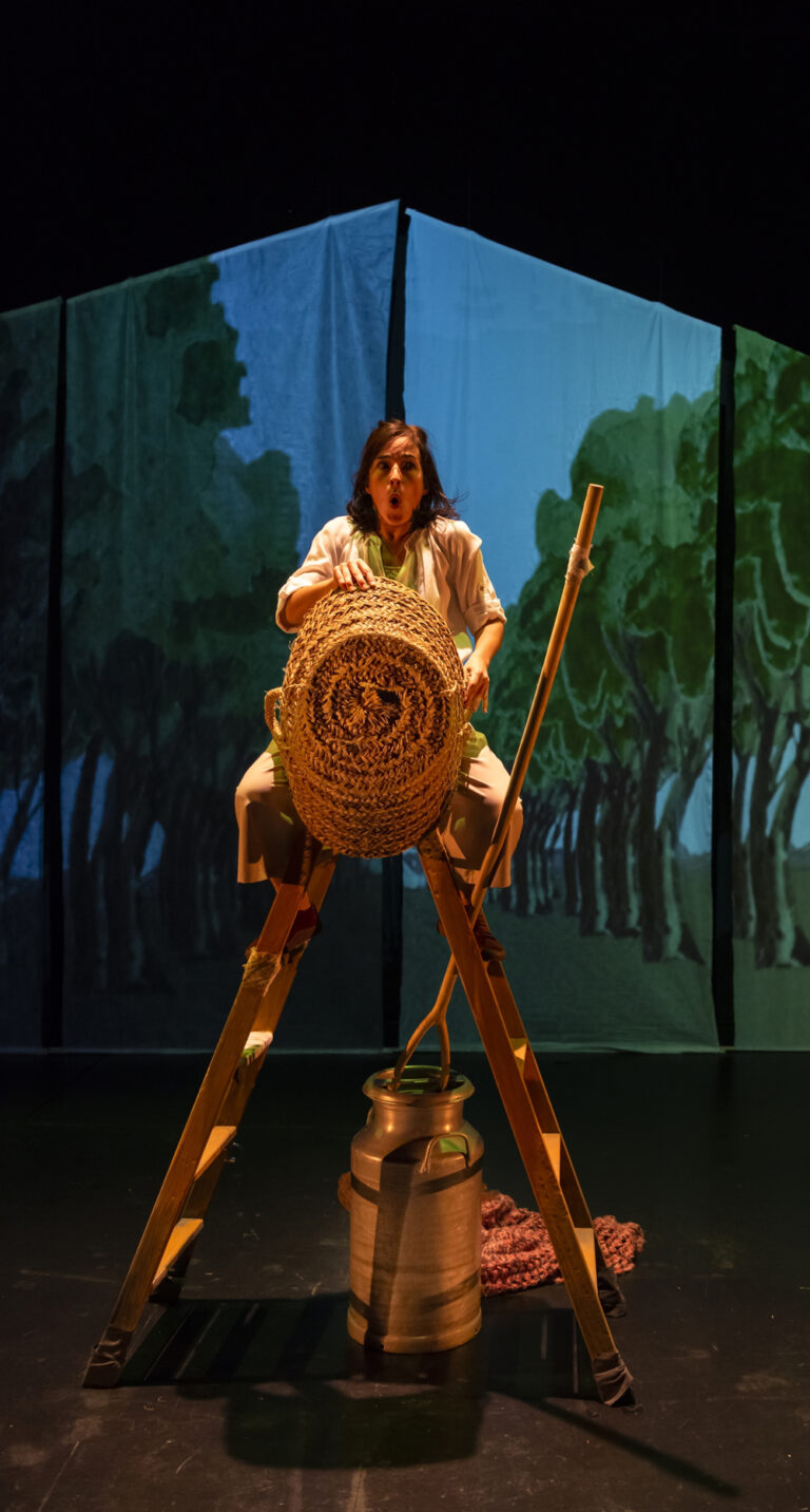 GANBARA (EL DESVAN) (LE GRENIER) Espectáculo de teatro de sala de Markeliñe para público infantil y familiar. Spectacle de théâtre en salle de Markeliñe pour jeune public.
