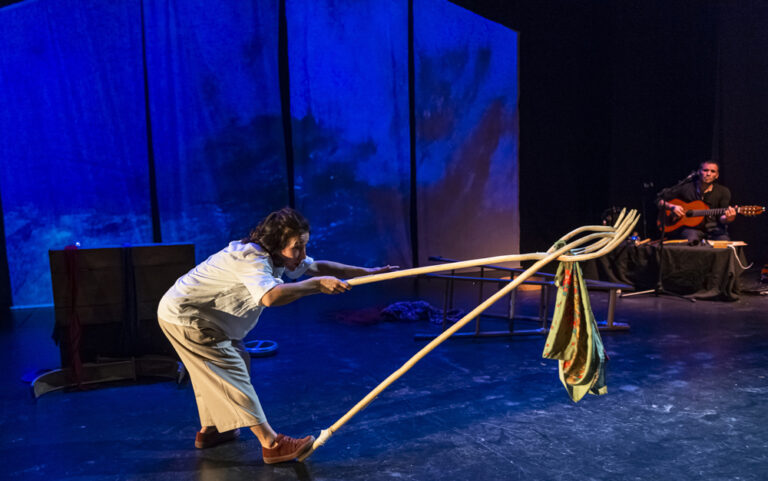 GANBARA (EL DESVAN) (LE GRENIER) Espectáculo de teatro de sala de Markeliñe para público infantil y familiar. Spectacle de théâtre en salle de Markeliñe pour jeune public.