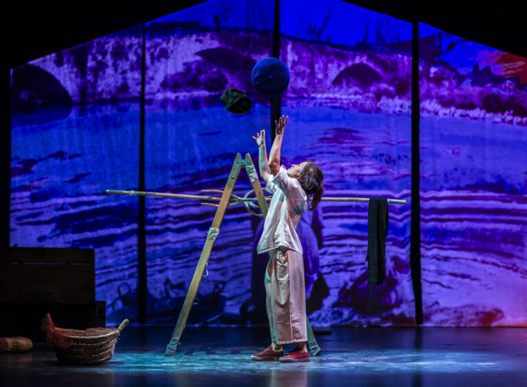 GANBARA (EL DESVAN) (LE GRENIER) Espectáculo de teatro de sala de Markeliñe para público infantil y familiar. Spectacle de théâtre en salle de Markeliñe pour jeune public.