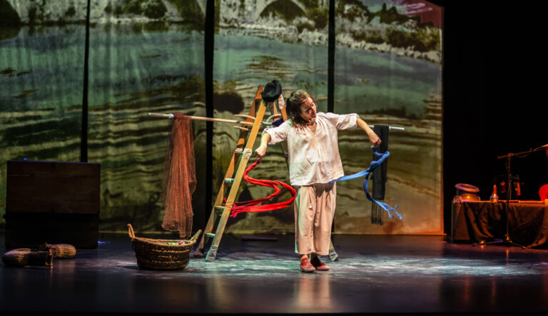 GANBARA (EL DESVAN) (LE GRENIER) Espectáculo de teatro de sala de Markeliñe para público infantil y familiar. Spectacle de théâtre en salle de Markeliñe pour jeune public.