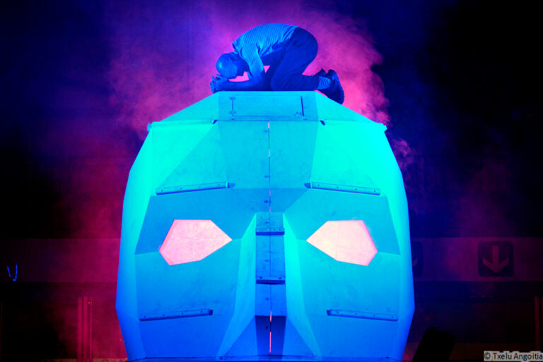 PSIKE. Espectáculo de teatro de calle de gran formato nocturno. Spectacle de théâtre de rue grand format pour la soirée. 