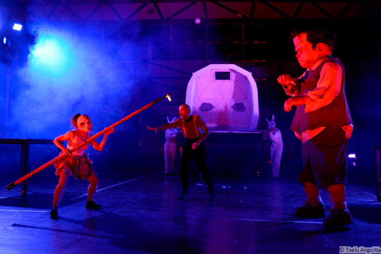 PSIKE. Espectáculo de teatro de calle de gran formato nocturno. Spectacle de théâtre de rue grand format pour la soirée. 