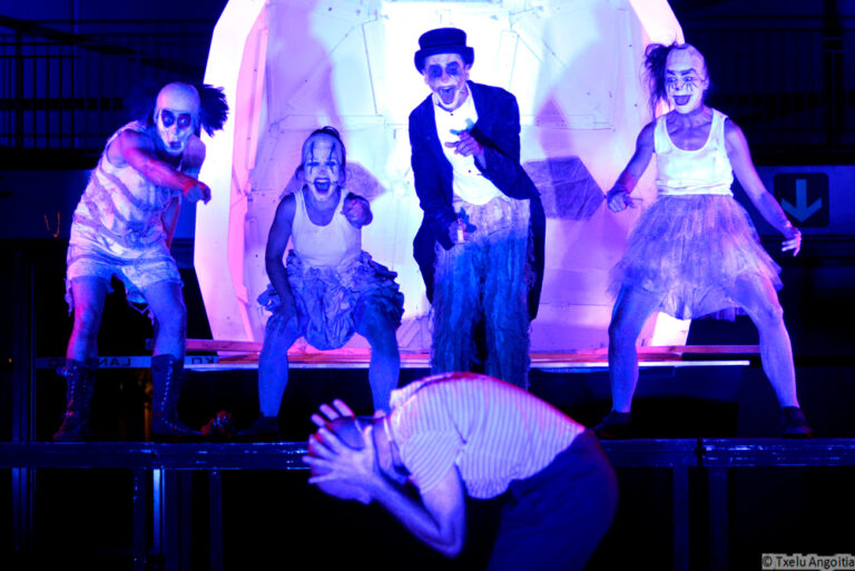PSIKE. Espectáculo de teatro de calle de gran formato nocturno. Spectacle de théâtre de rue grand format pour la soirée. 
