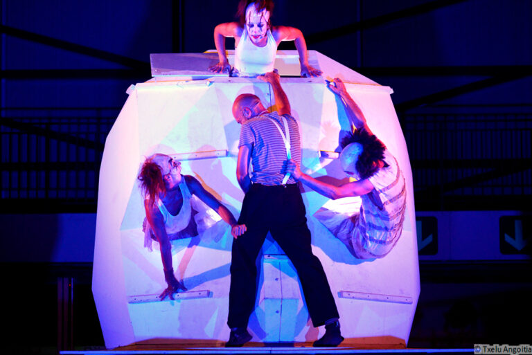 PSIKE. Espectáculo de teatro de calle de gran formato nocturno. Spectacle de théâtre de rue grand format pour la soirée. 