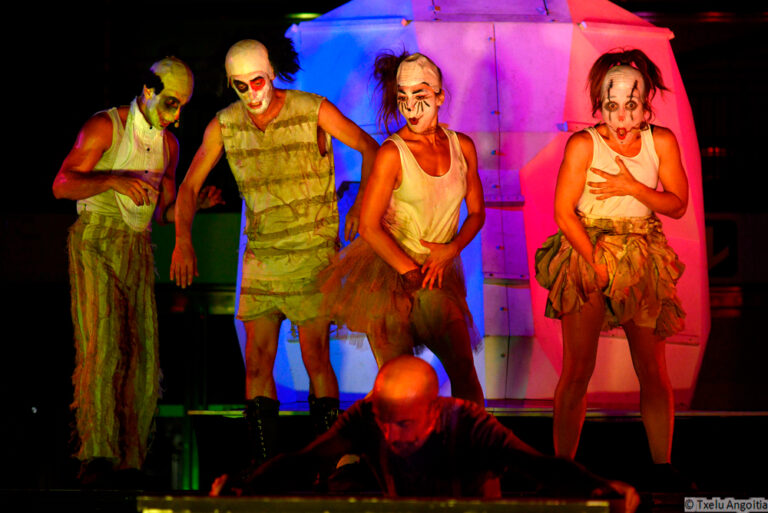 PSIKE. Espectáculo de teatro de calle de gran formato nocturno. Spectacle de théâtre de rue grand format pour la soirée. 