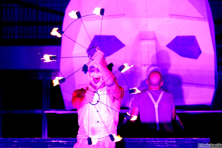 PSIKE. Espectáculo de teatro de calle de gran formato nocturno. Spectacle de théâtre de rue grand format pour la soirée. 