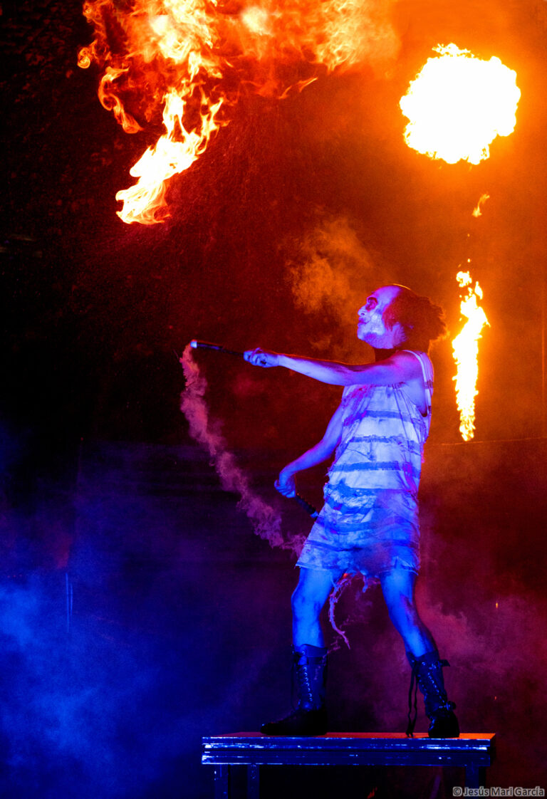 PSIKE. Espectáculo de teatro de calle de gran formato nocturno. Spectacle de théâtre de rue grand format pour la soirée. 