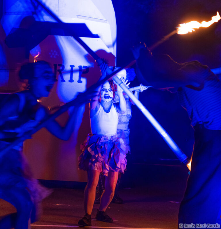PSIKE. Espectáculo de teatro de calle de gran formato nocturno. Spectacle de théâtre de rue grand format pour la soirée. 