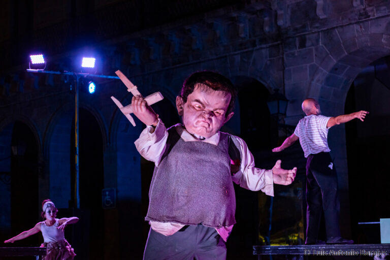 PSIKE. Espectáculo de teatro de calle de gran formato nocturno. Spectacle de théâtre de rue grand format pour la soirée. 