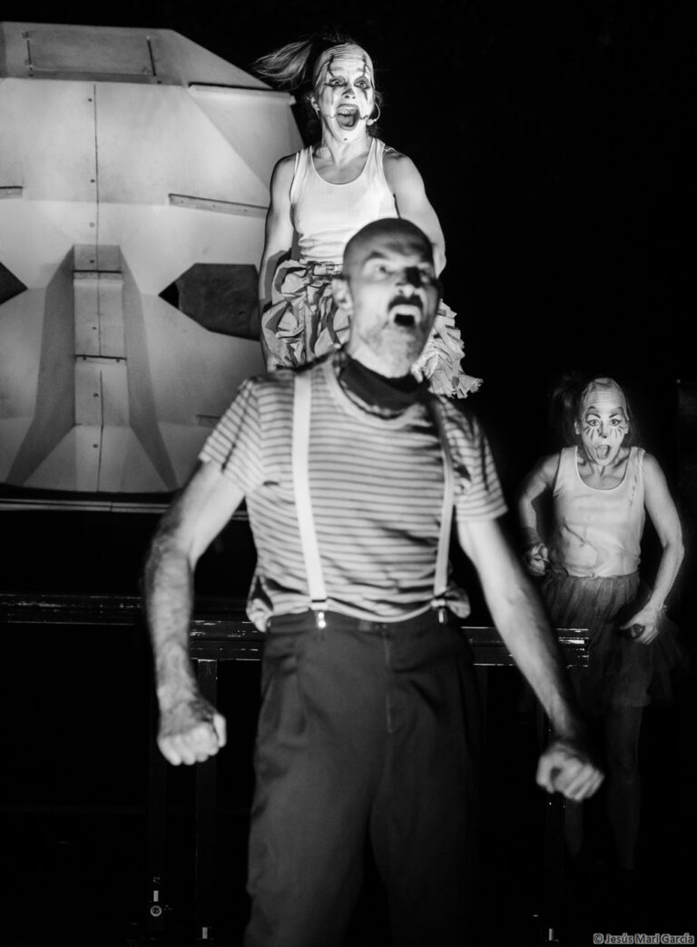 PSIKE. Espectáculo de teatro de calle de gran formato nocturno. Spectacle de théâtre de rue grand format pour la soirée. 