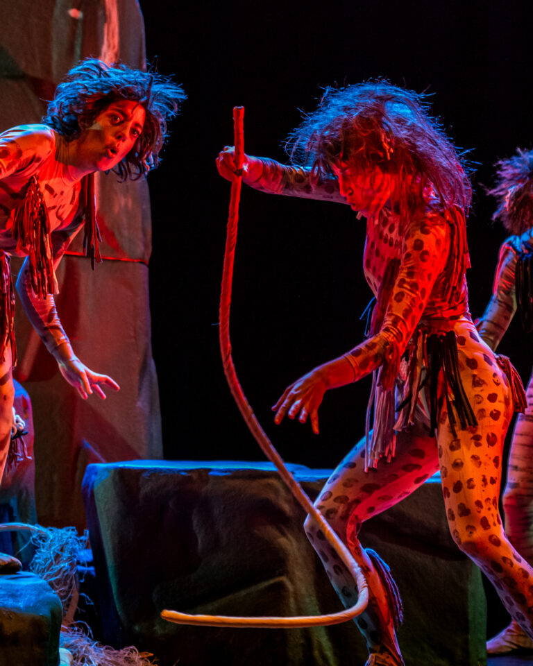 Mamut. Espectáculo de teatro de sala de Markeliñe para público joven. Spectacle de théâtre en salle de Markeliñe pour le jeune public. 