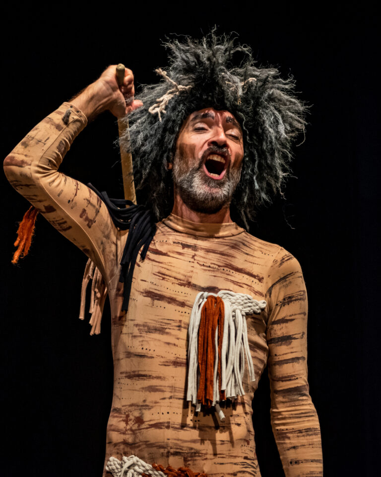 Mamut. Espectáculo de teatro de sala de Markeliñe para público joven. Spectacle de théâtre en salle de Markeliñe pour le jeune public. 