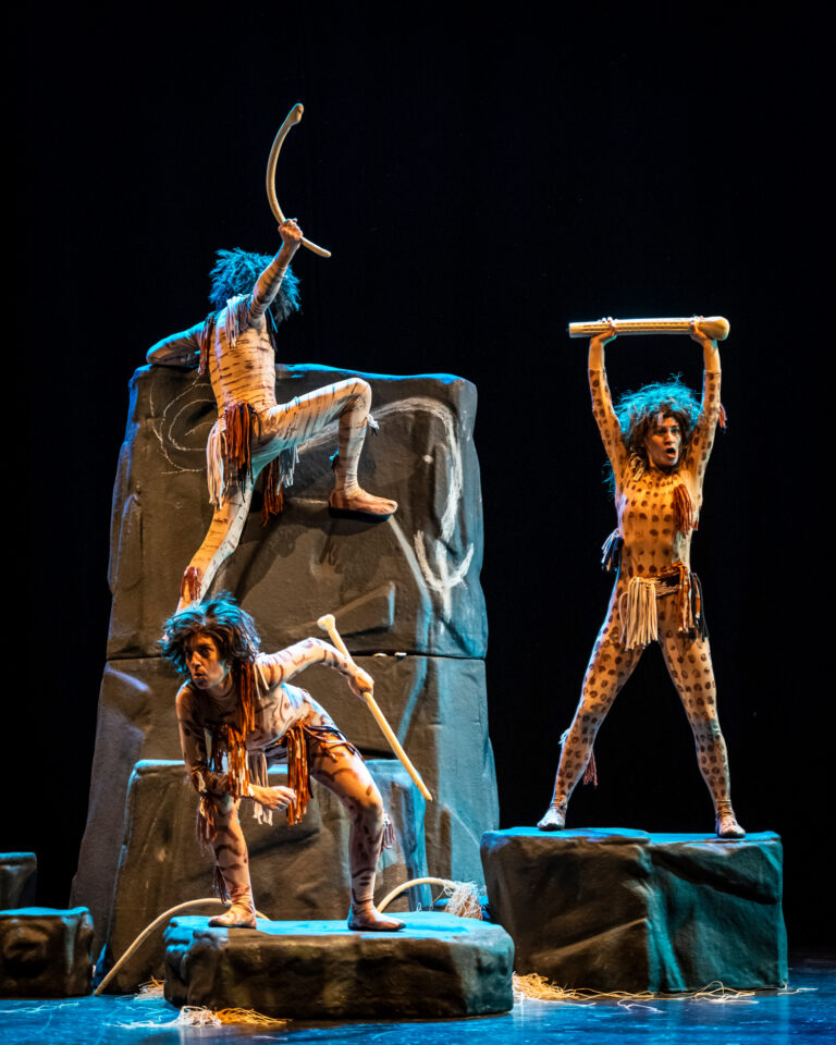 Mamut. Espectáculo de teatro de sala de Markeliñe para público joven. Spectacle de théâtre en salle de Markeliñe pour le jeune public. 