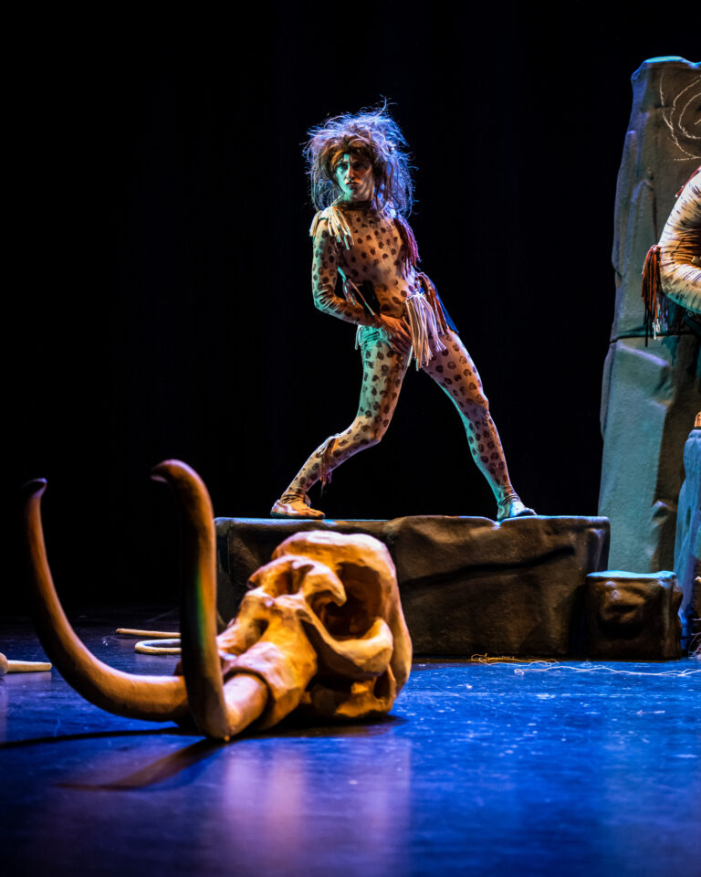 Mamut. Espectáculo de teatro de sala de Markeliñe para público joven. Spectacle de théâtre en salle de Markeliñe pour le jeune public. 