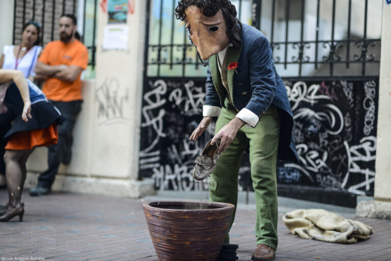 ANDANTE. Espectáculo de calle itinerante de Markeliñe.  Zapatos. Refugiados. Huida. Premio Umore Azoka.  Travelling street show by Markeliñe.  Shoes. Refugees. Flight. Umore Azoka Award. Spectacle de rue itinérant de Markeliñe.  Chaussures. Réfugiés. Vol. Prix Umore Azoka. 