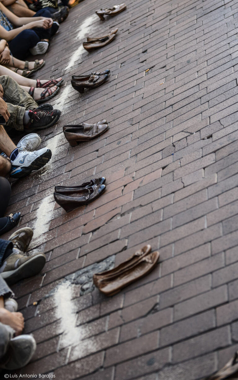 ANDANTE. Espectáculo de calle itinerante de Markeliñe.  Zapatos. Refugiados. Huida. Premio Umore Azoka.  Travelling street show by Markeliñe.  Shoes. Refugees. Flight. Umore Azoka Award. Spectacle de rue itinérant de Markeliñe.  Chaussures. Réfugiés. Vol. Prix Umore Azoka. 