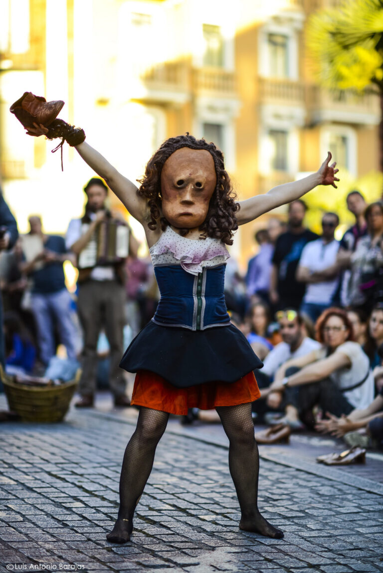 ANDANTE. Espectáculo de calle itinerante de Markeliñe.  Zapatos. Refugiados. Huida. Premio Umore Azoka.  Travelling street show by Markeliñe.  Shoes. Refugees. Flight. Umore Azoka Award. Spectacle de rue itinérant de Markeliñe.  Chaussures. Réfugiés. Vol. Prix Umore Azoka. 