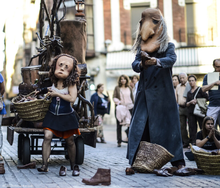 ANDANTE. Espectáculo de calle itinerante de Markeliñe.  Zapatos. Refugiados. Huida. Premio Umore Azoka.  Travelling street show by Markeliñe.  Shoes. Refugees. Flight. Umore Azoka Award. Spectacle de rue itinérant de Markeliñe.  Chaussures. Réfugiés. Vol. Prix Umore Azoka. 