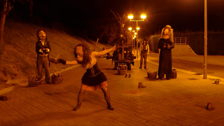 ANDANTE. Espectáculo de calle itinerante de Markeliñe.  Zapatos. Refugiados. Huida. Premio Umore Azoka.  Travelling street show by Markeliñe.  Shoes. Refugees. Flight. Umore Azoka Award. Spectacle de rue itinérant de Markeliñe.  Chaussures. Réfugiés. Vol. Prix Umore Azoka. 