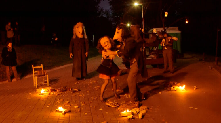 ANDANTE. Espectáculo de calle itinerante de Markeliñe.  Zapatos. Refugiados. Huida. Premio Umore Azoka.  Travelling street show by Markeliñe.  Shoes. Refugees. Flight. Umore Azoka Award. Spectacle de rue itinérant de Markeliñe.  Chaussures. Réfugiés. Vol. Prix Umore Azoka. 