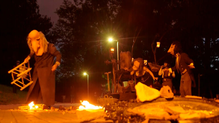 ANDANTE. Espectáculo de calle itinerante de Markeliñe.  Zapatos. Refugiados. Huida. Premio Umore Azoka.  Travelling street show by Markeliñe.  Shoes. Refugees. Flight. Umore Azoka Award. Spectacle de rue itinérant de Markeliñe.  Chaussures. Réfugiés. Vol. Prix Umore Azoka. 